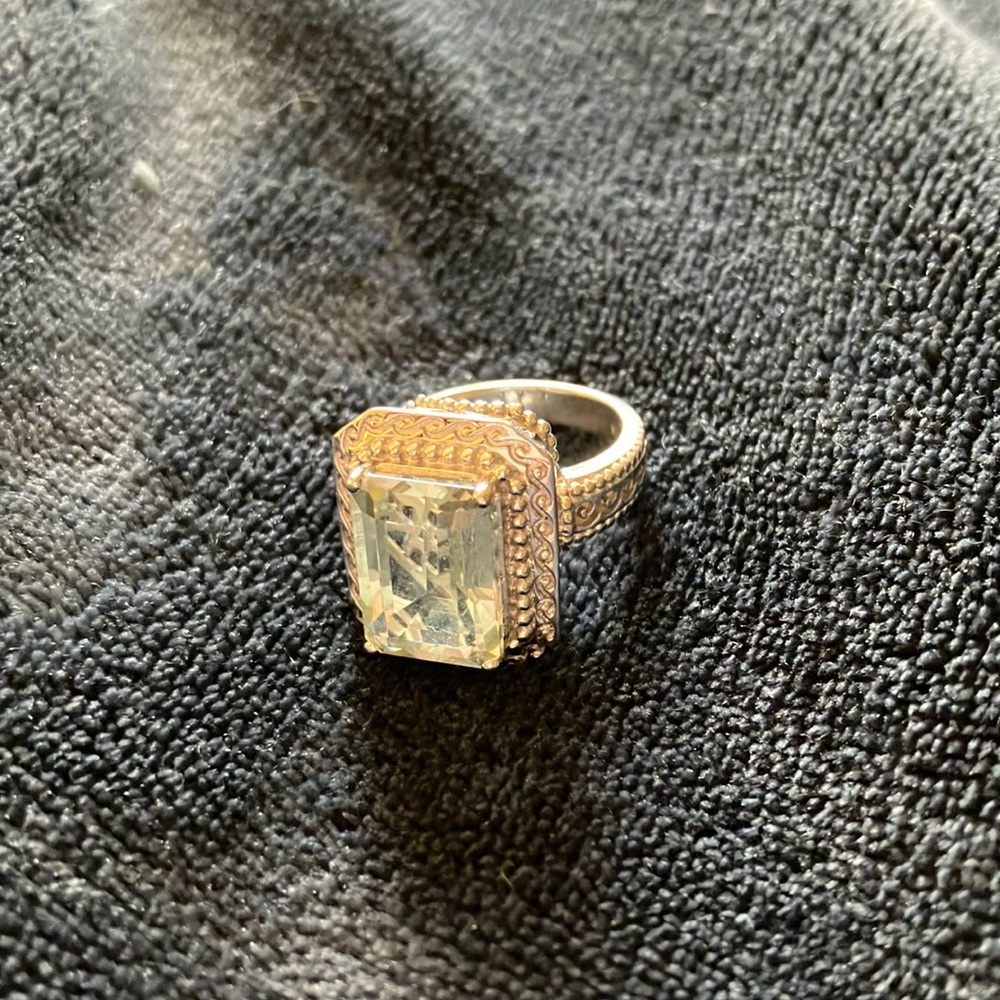 Vera Wang- Simply Vera silver costume ring, beautiful green stone